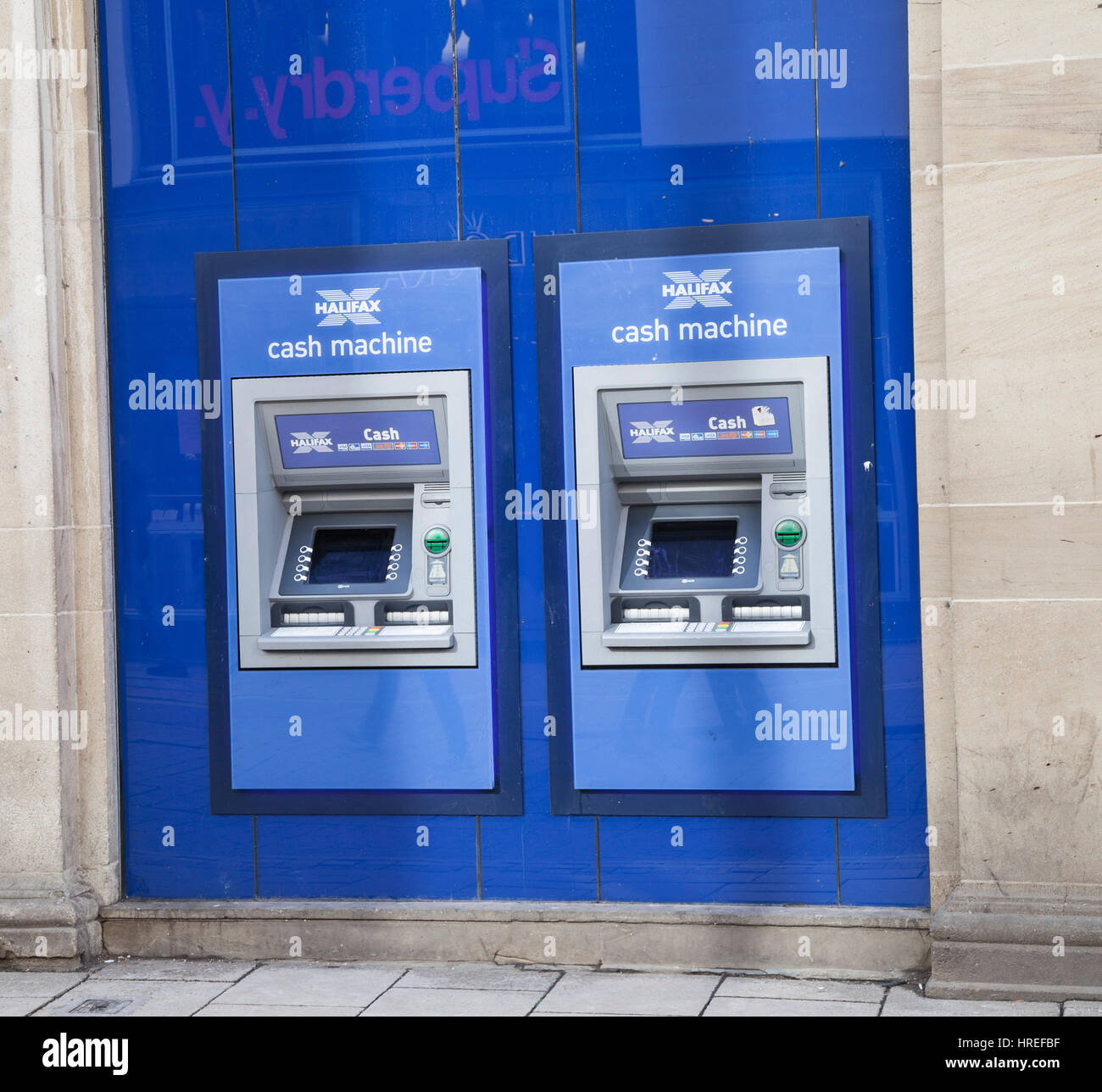 Distributeurs automatiques à Halifax Bank à New York Banque D'Images