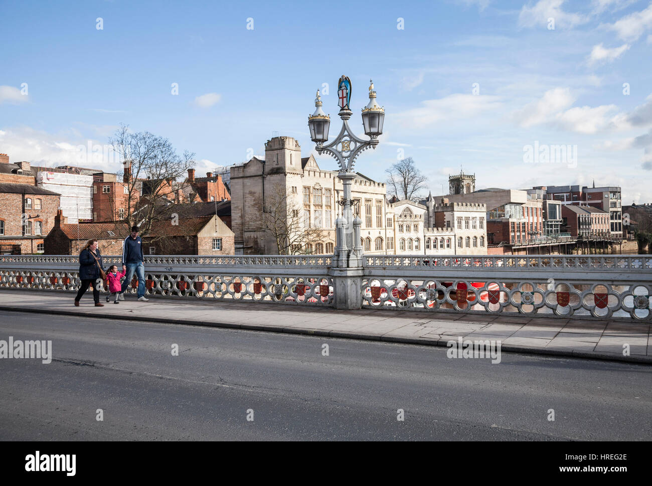 Une jeune famille de marcher à travers Lendal Bridge à York, Angleterre, Royaume-Uni Banque D'Images