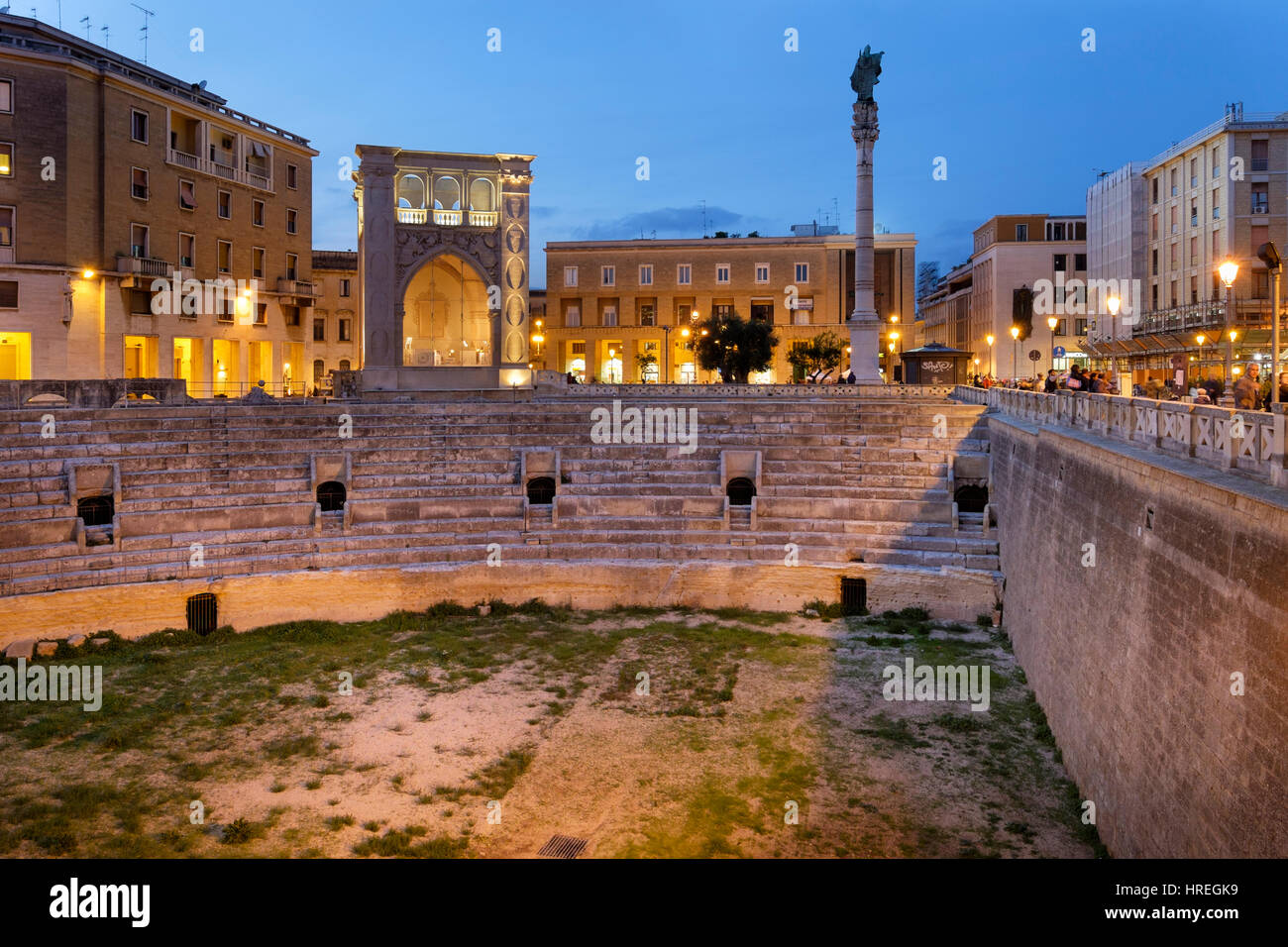 L'amphithéâtre romain et Saint Oronzo colonne, Lecce, Pouilles, Italie Banque D'Images
