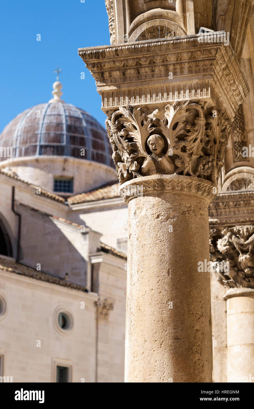 Orné de colonnes sculptées le Palais des recteurs et la cathédrale de l'Assomption de la Vierge Marie, Dubrovnik, Croatie Banque D'Images