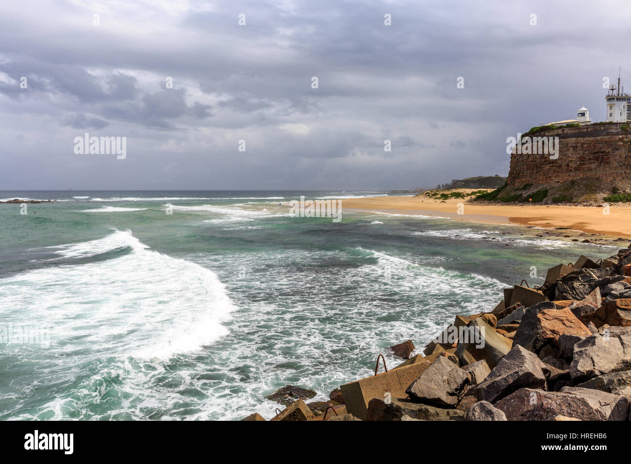 Nobbys plage et phare Nobbys à Newcastle, Nouvelle galles du Sud, australie Banque D'Images