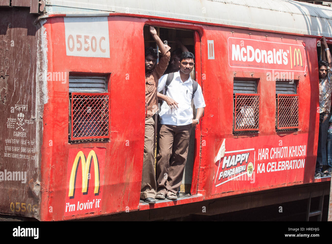 McDonalds,publicité,sur,train,à ouvrir,porte,sur,réseau,chemin,de,Mumbai Bombay,Maharashtra,Inde,Inde,Asie,Asie,. Banque D'Images