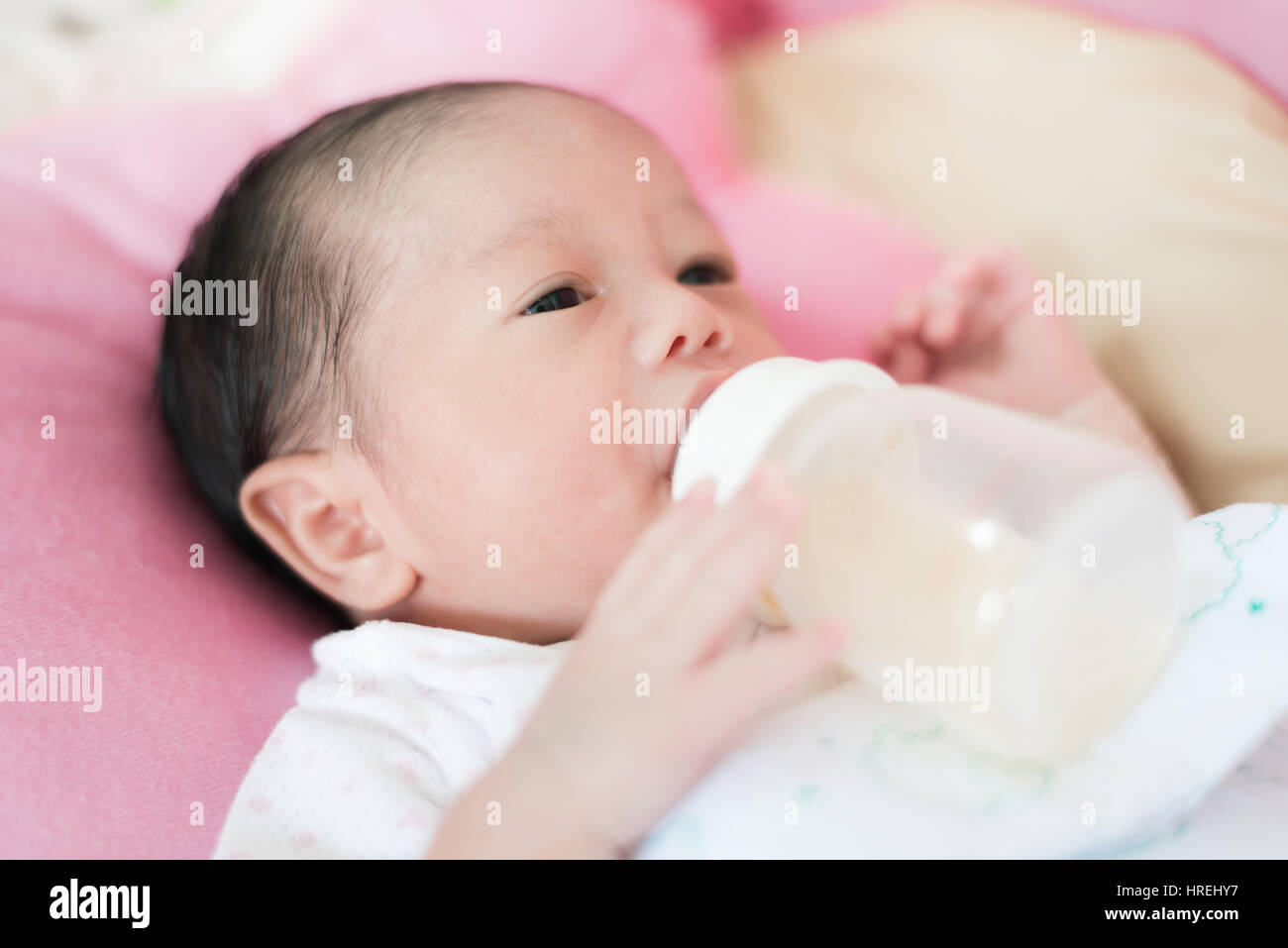 Asiatique 1 mois bébé garçon enfant de manger. Banque D'Images