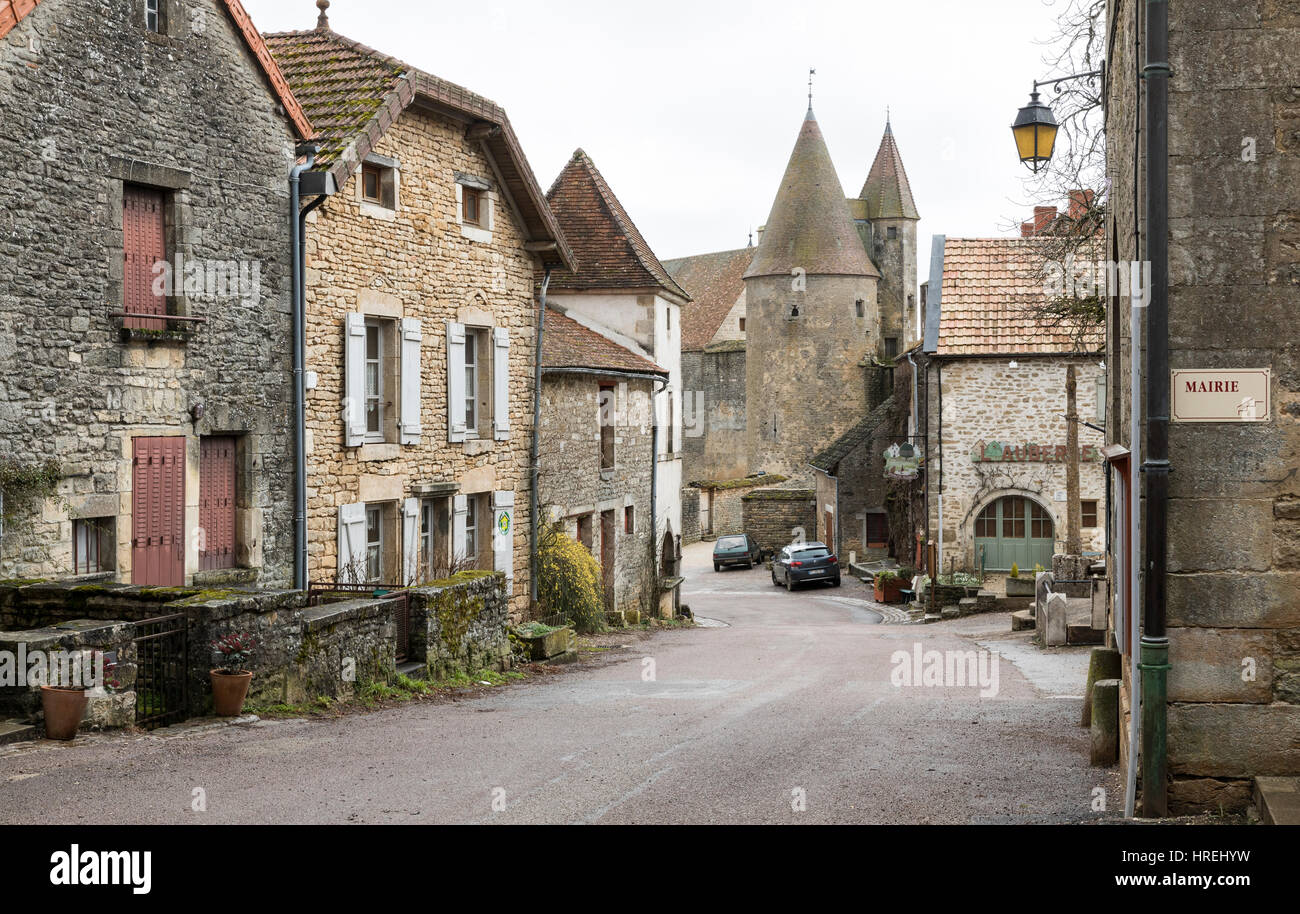 Rue principale de la ville de Chateauneuf-en-Auxenois, Bourgogne, France Banque D'Images