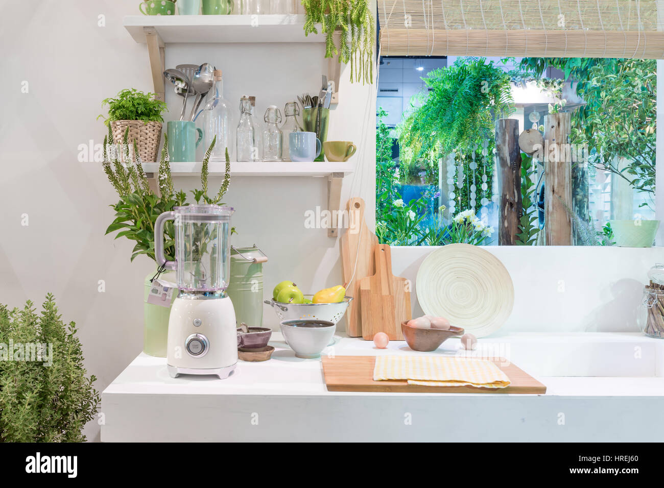 Intérieur de cuisine moderne avec blender, bloc, couteau et appareil de cuisine dans la maison. Banque D'Images