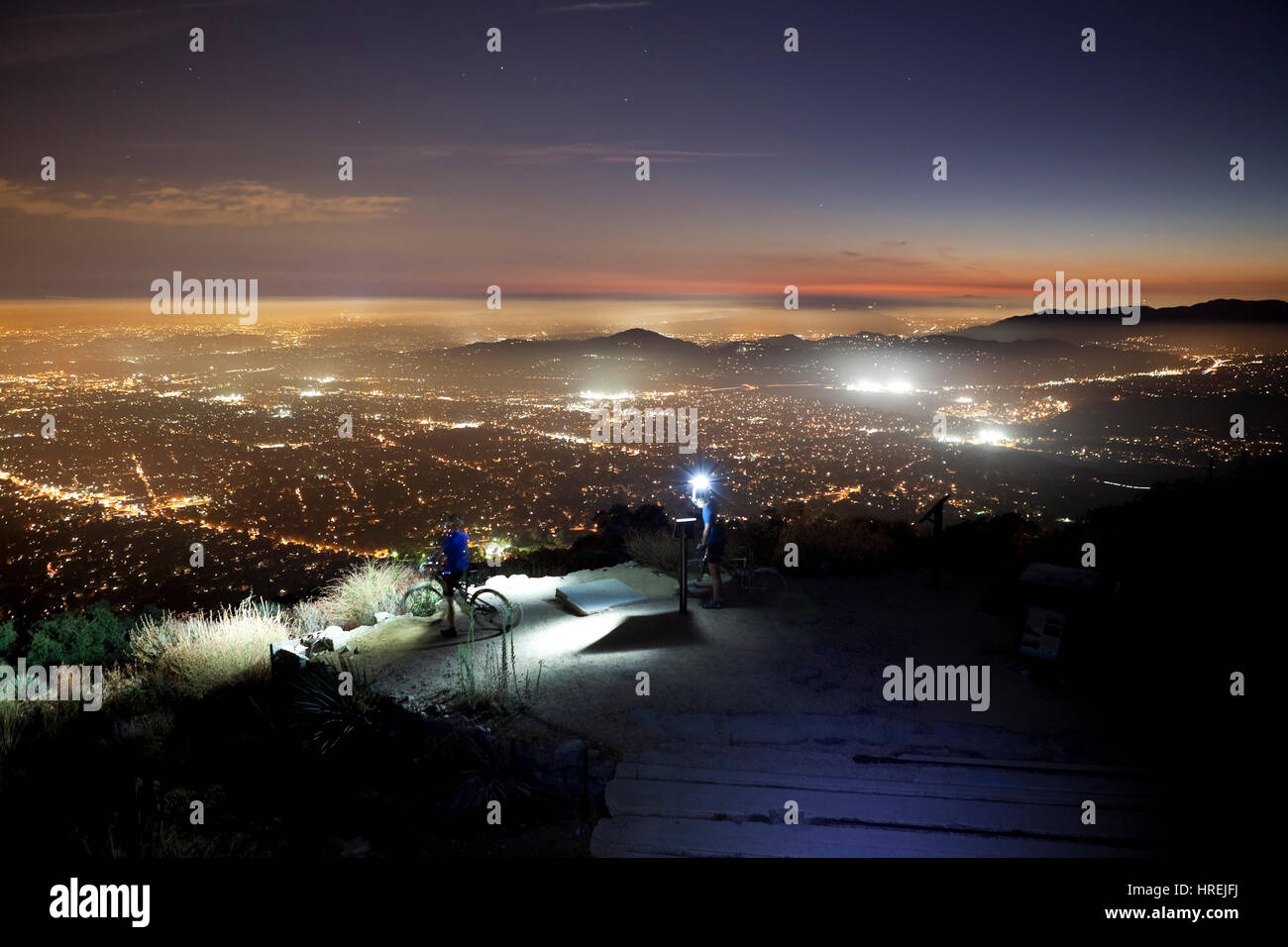 Editorial vue depuis le point de vue sur le haut de la montagne l'Echo du comté de Los Angeles, en Californie. Banque D'Images