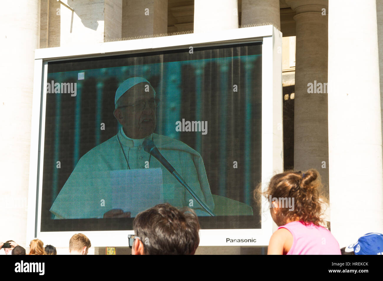 Le VATICAN - Le 24 août : Le Pape François donnant une audience papale illustré sur grand écran Panasonic à St Peters Square le 24 août 2016 à Rome Banque D'Images