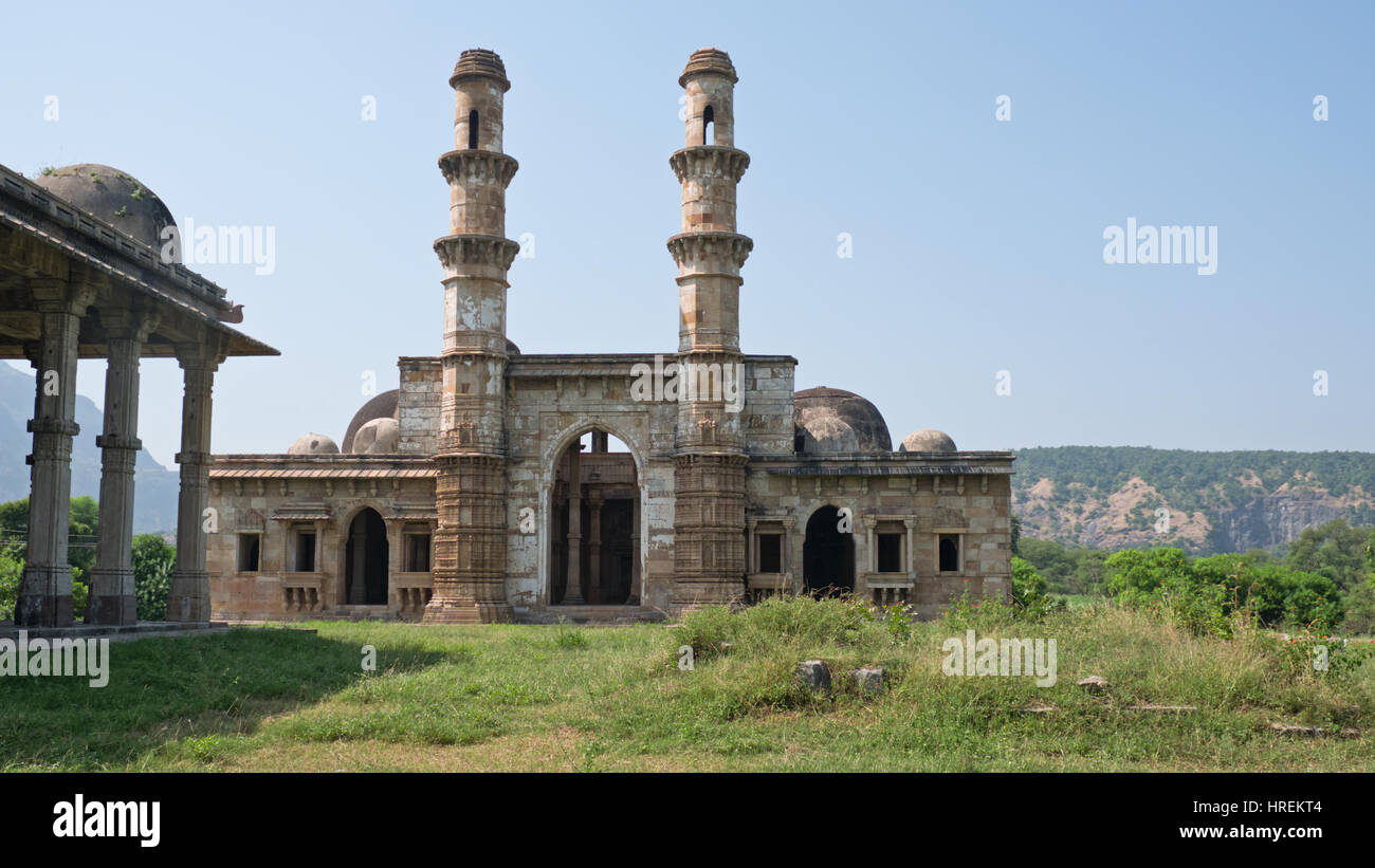 Le xve siècle Kevda Masjid mosquée et mausolée, partie de la parc archéologique de Champaner-Pavagadh, un site du patrimoine mondial dans la région de Gujarat, Inde Banque D'Images