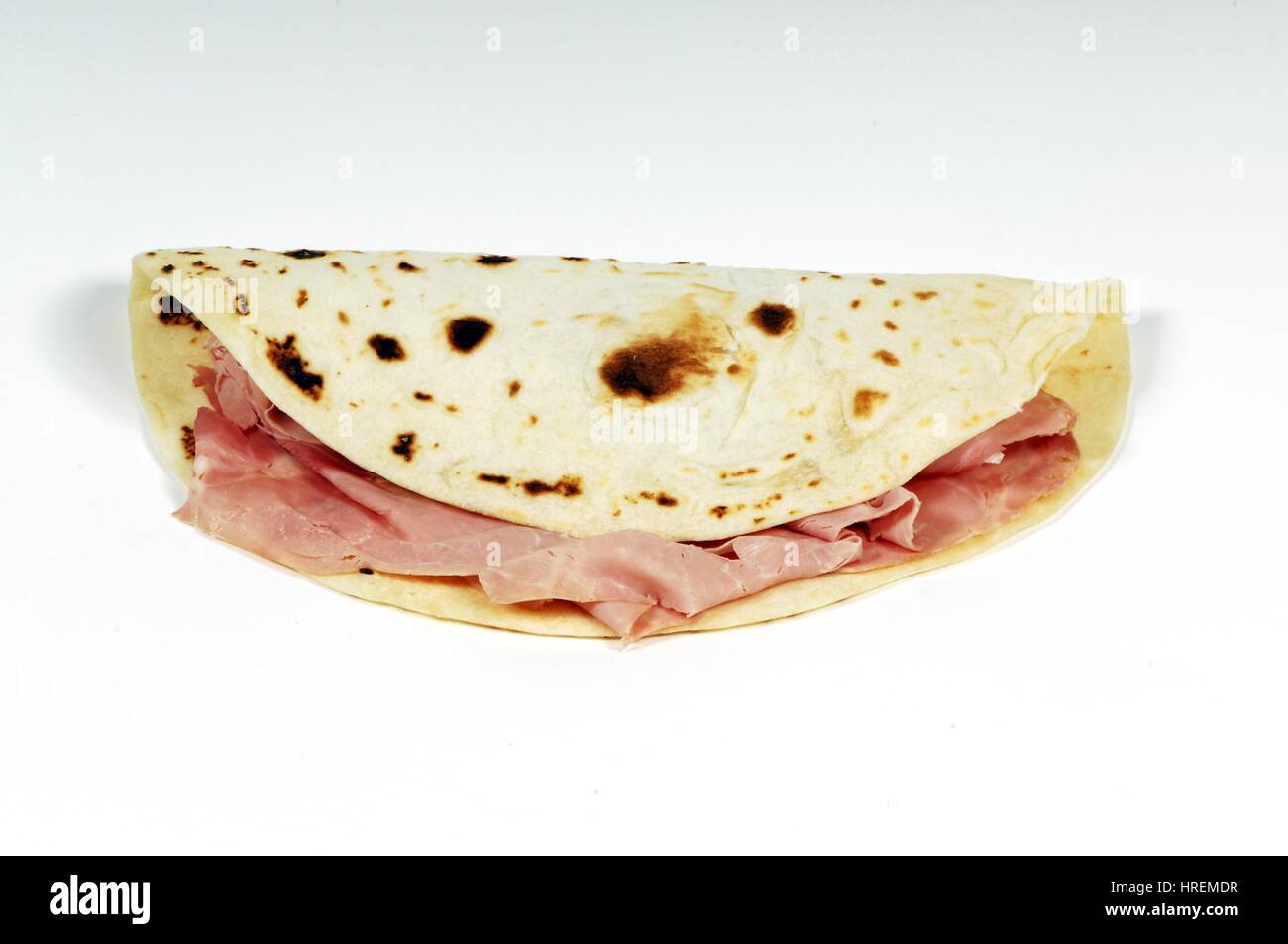 Piadina Romagnole italienne originale avec mozzarella jambon et tomate Banque D'Images