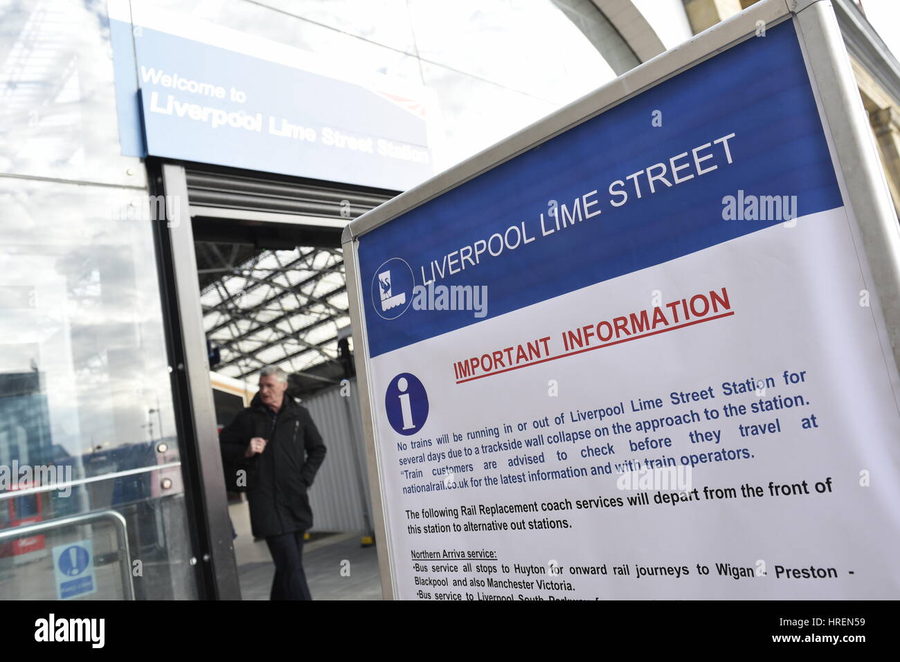 Liverpool, UK, 1er mars 2017. L'effondrement d'un mur de briques et les débris qui ont causé à déverser sur la piste a fermé la station principale à Liverpool. N Banque D'Images