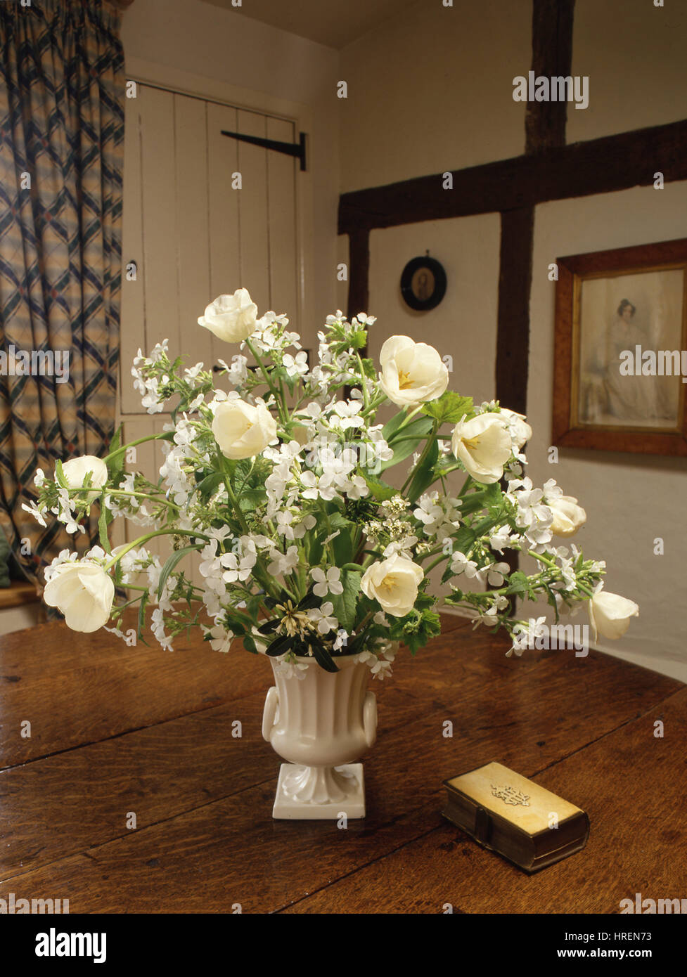 Tout arrangement de fleurs blanches dans un cottage anglais définition Banque D'Images