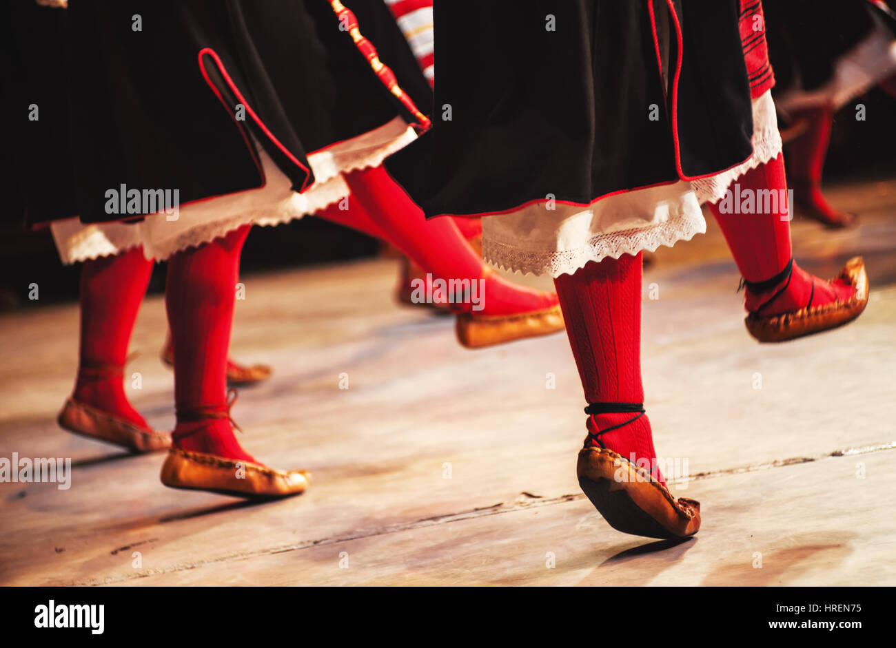 Composition abstraite montrant les jambes habillés en vêtements traditionnels serbes la danse de folklore. Banque D'Images