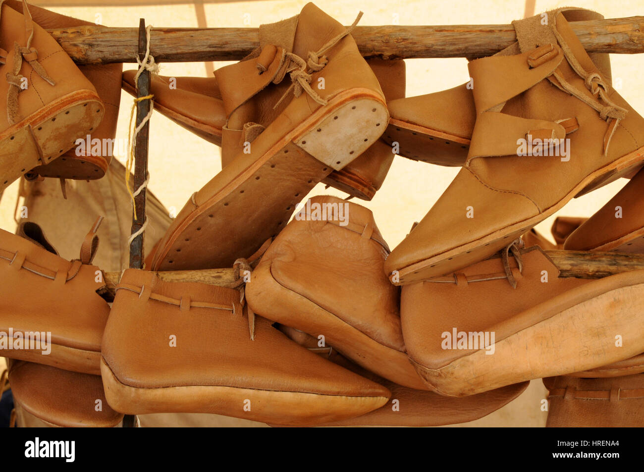 'Médiévale' style cuir chaussures pour la vente par l'un des vendeurs à la bataille de Hastings, reconstitution d'un événement. Banque D'Images