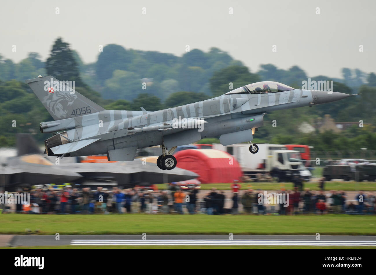 Aviation polonaise F-16 C Fighting Falcon jet avion de chasse atterrissage au Royal International Air Tattoo, Fairford. Foule. Les Gens. Espace de copie Banque D'Images