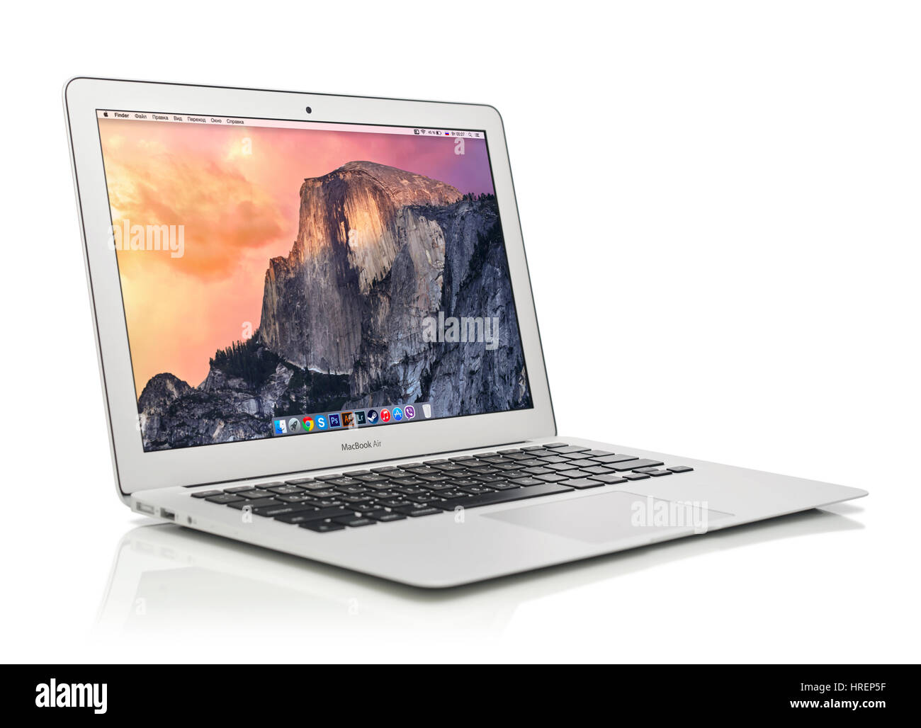 KIEV, UKRAINE - le 29 janvier 2015 : tout nouveau MacBook Air d'Apple début  2014 avec home page à l'écran, conçu et développé par Apple Inc Photo Stock  - Alamy