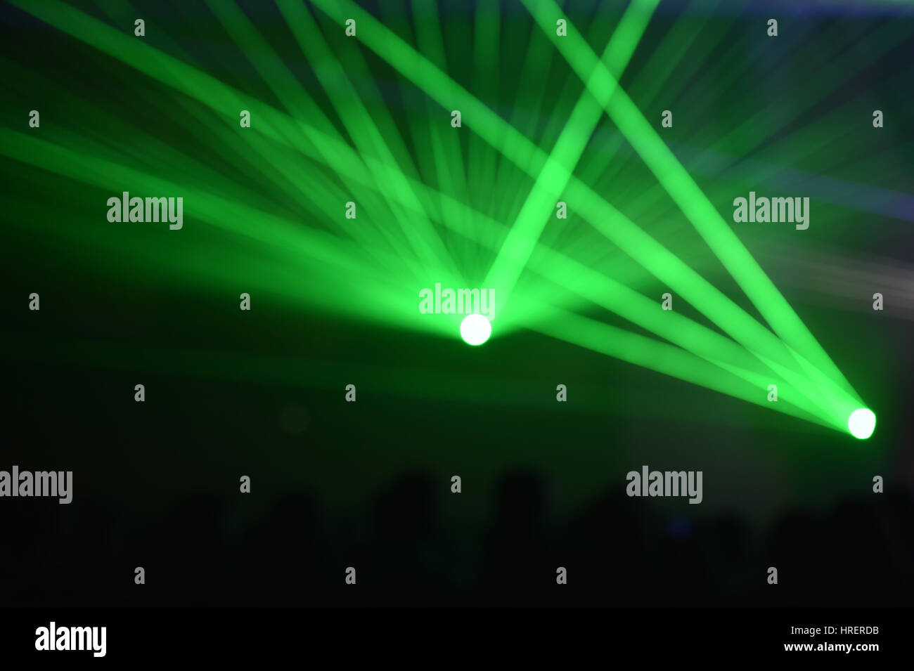 Regarder les gens méconnaissables un magnifique show laser avec lumières multicolores Banque D'Images