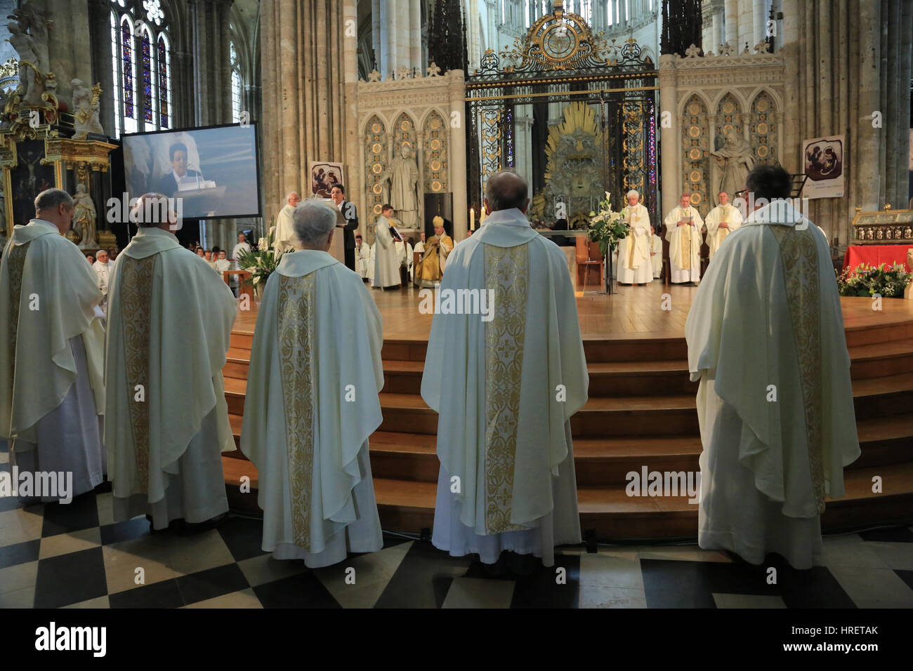 Lecture de la lettre apostolique du Pape François. Ordination épiscopale de Mgr Olivier LEBORGNE, évêque du diocèse d'Amiens. Cathédrale Notre-Dame d' Banque D'Images