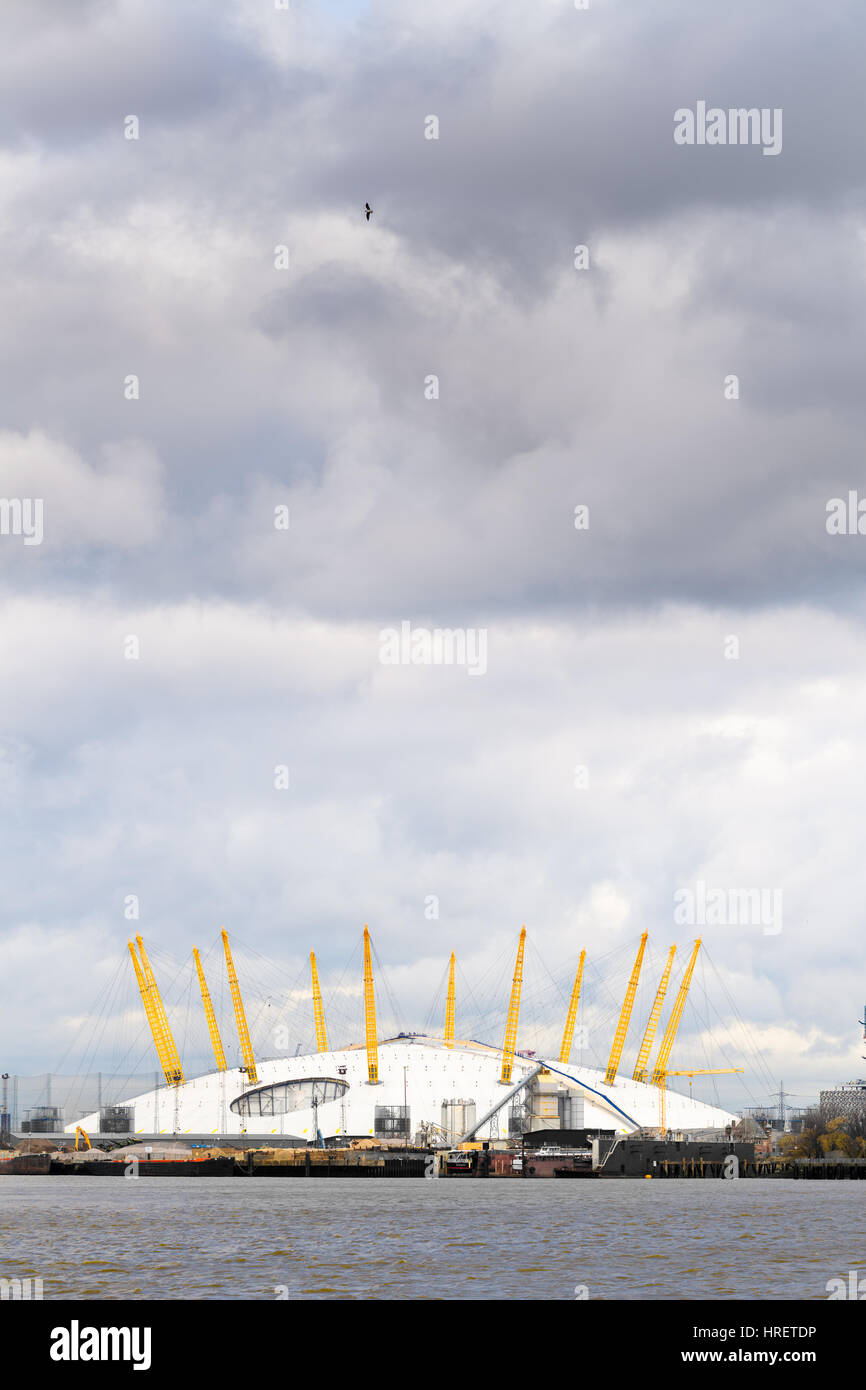 Millennium Dome, maintenant nommée O2, près de la Tamise à Greenwich, Londres, Angleterre. Banque D'Images