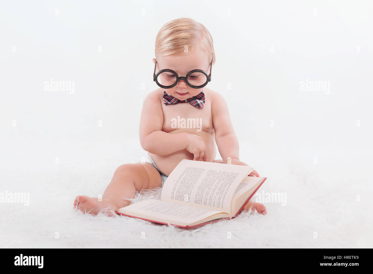 Petit Bebe Avec Des Lunettes Et Une Cravate Photo Stock Alamy