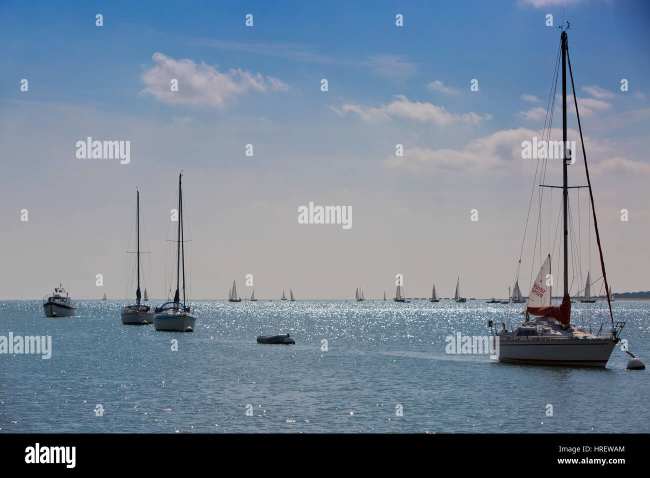 Bateaux au mouillage et distant yacht race Banque D'Images