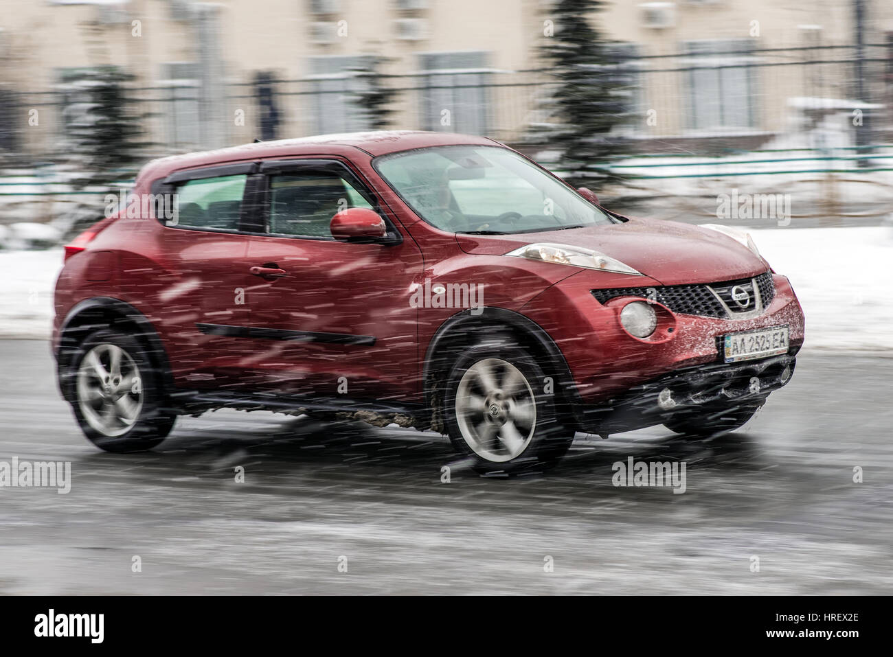 Kiev, Ukraine - Décembre 4th, 2016 : Rouge Nissan Juke voiture en mouvement avec l'arrière-plan flou Banque D'Images