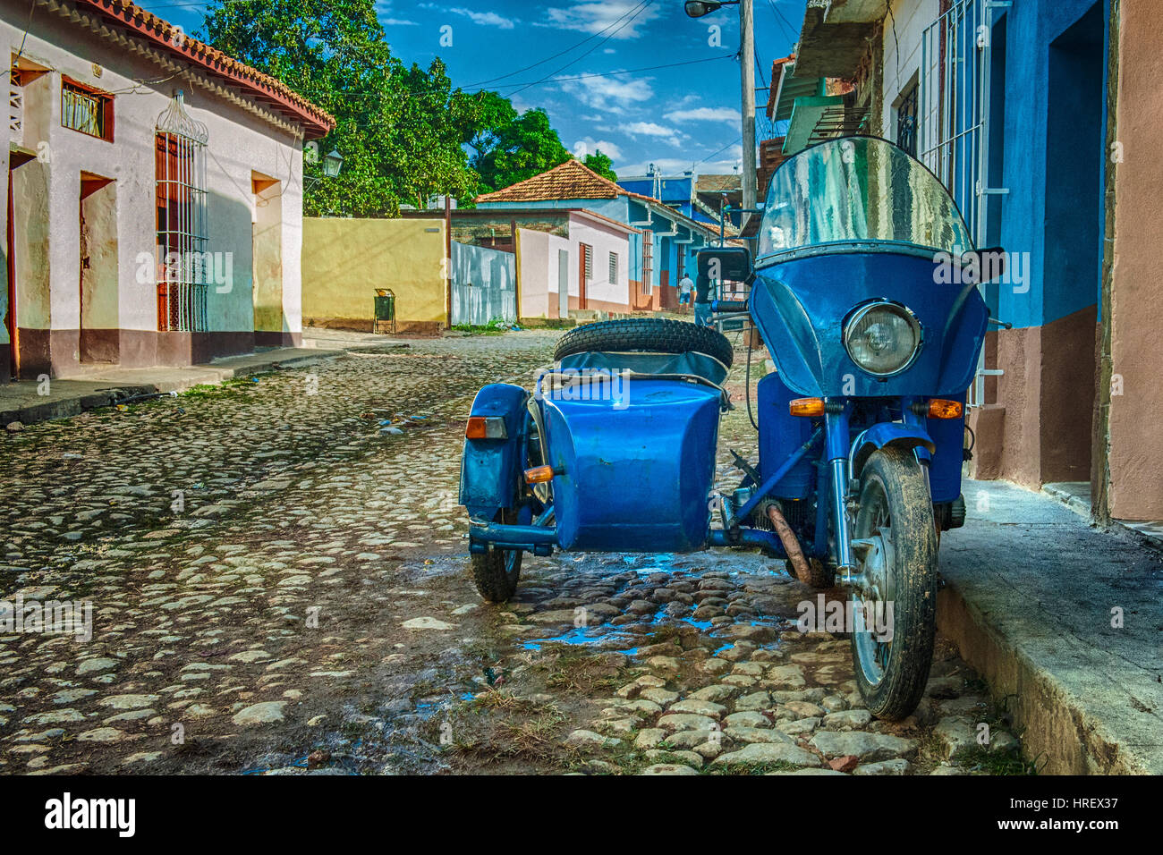 Un side-car dans une rue pavée à Trinidad, Cuba Banque D'Images