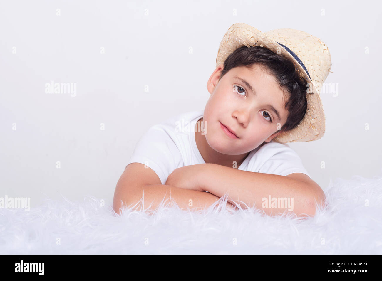 Enfant réfléchie. Penser petit garçon lying on bed Banque D'Images