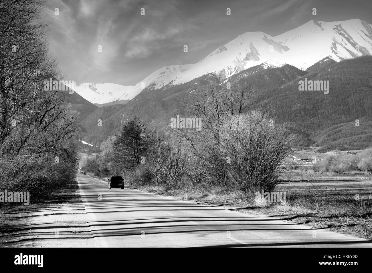 Route de montagne en noir et blanc et pics couverts de neige, dans la station de ski de Bansko Pirin Bulgarie Banque D'Images