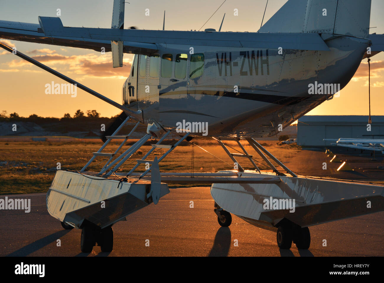 Cessna Caravan au coucher du soleil Banque D'Images