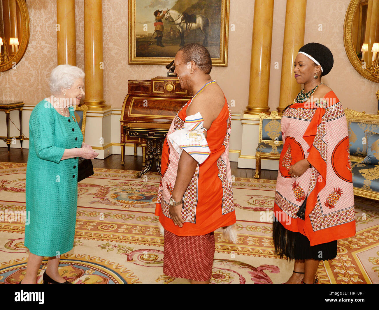La reine Elizabeth II est entretenu avec Son Excellence monsieur Christian Muzie Nkambule le Haut Commissaire du Swaziland, après qu'il a présenté ses lettres de créance et était accompagné par Mme Nkambule, lors d'une audience privée avec Sa Majesté au palais de Buckingham à Westminster au centre de Londres. Banque D'Images