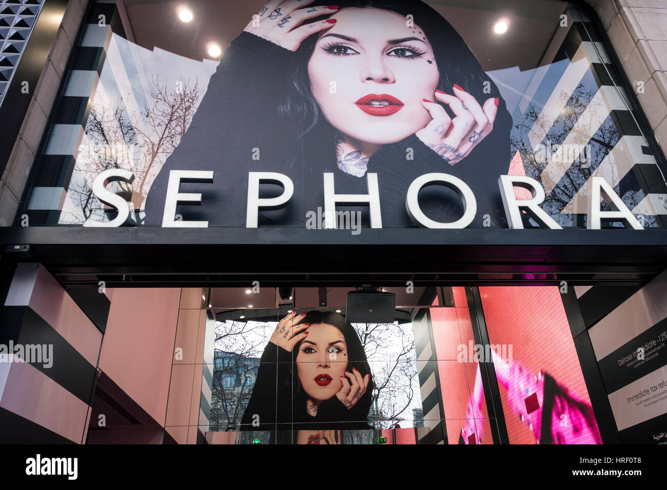 Kat Von D gamme maquillage promu peu après son lancement au magasin phare, Champs-Élysées, Paris, France Stock - Alamy