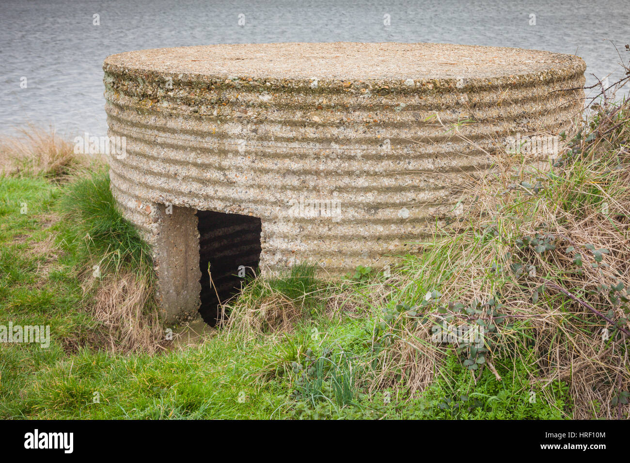 Casemate de la côte du Dorset à près de la flotte de guerre, la structure de défense Chesil Beach Banque D'Images