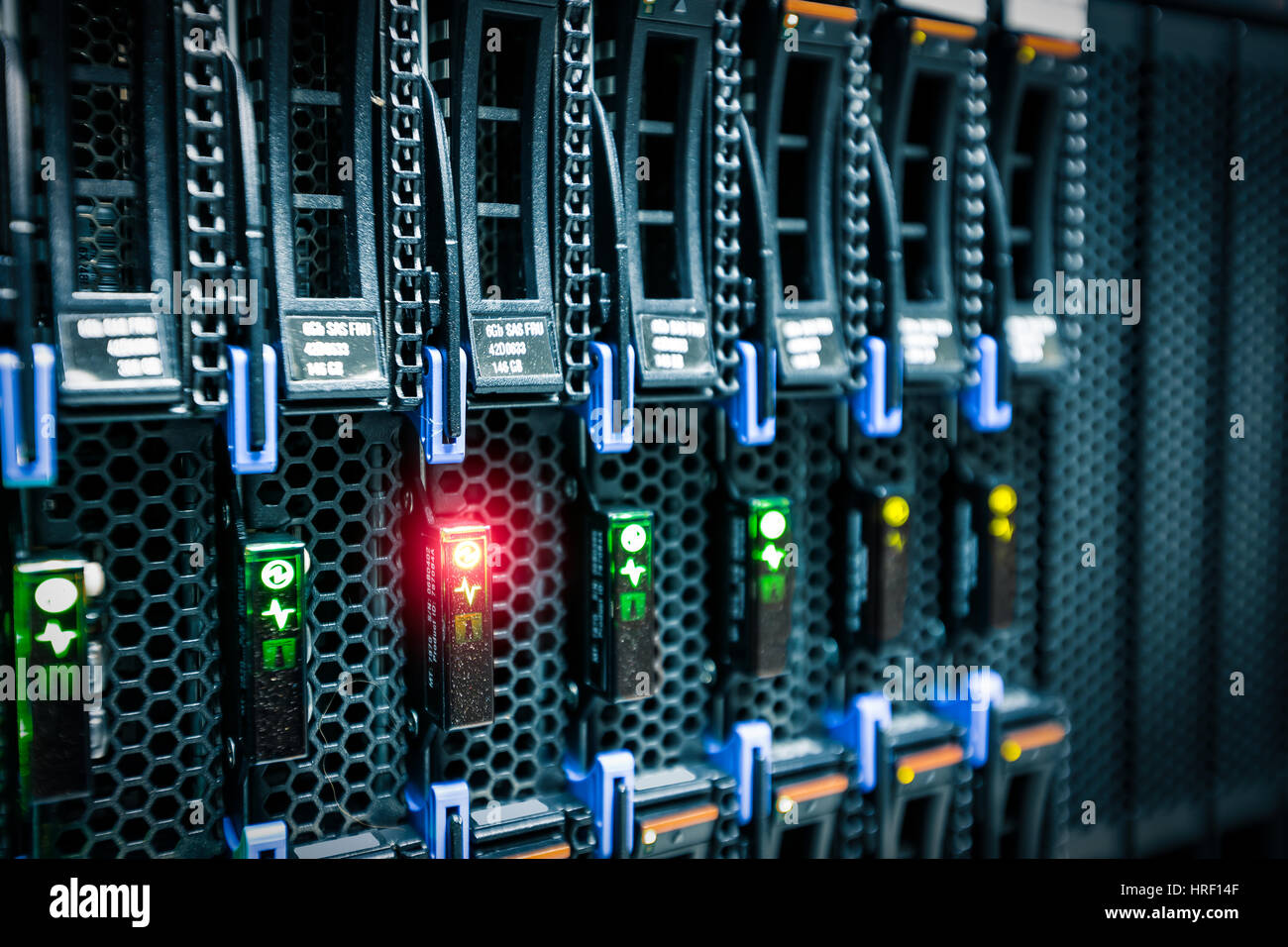 Montage sur rack de serveur d'ordinateur dans le centre de données avec éclairage rouge alarme. Banque D'Images