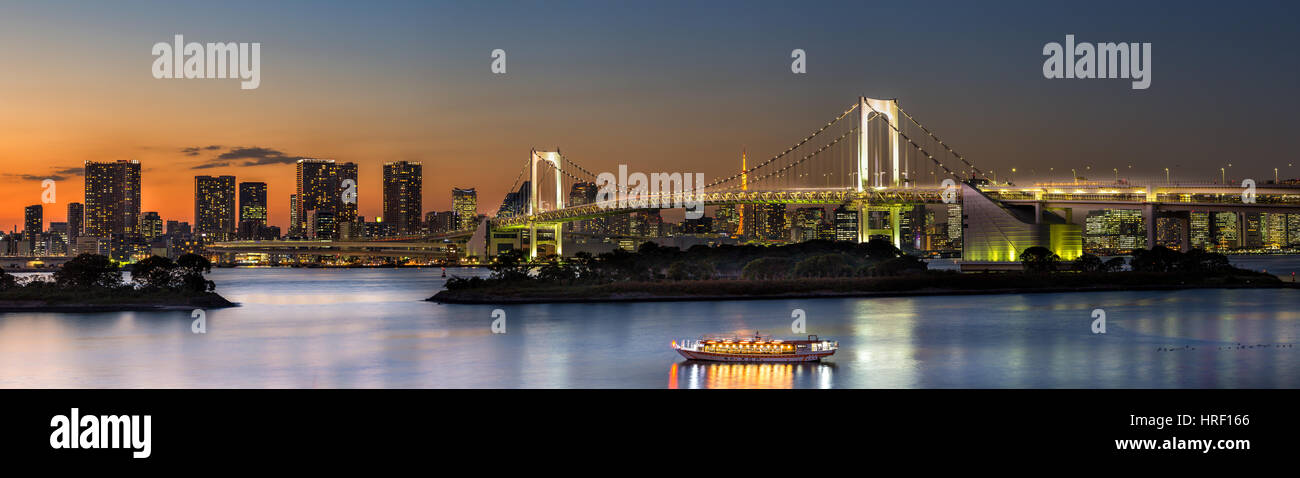 Vue panoramique de la ville de Tokyo et pont en arc-en-ciel au crépuscule du temps , Japon Banque D'Images