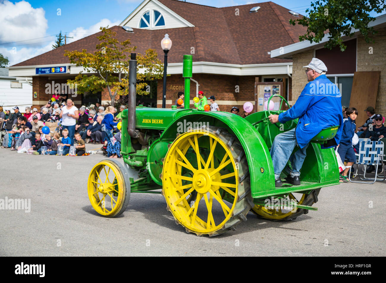 Un tracteur John Deere vintage à la street parade Fest 2016 Plum Plum