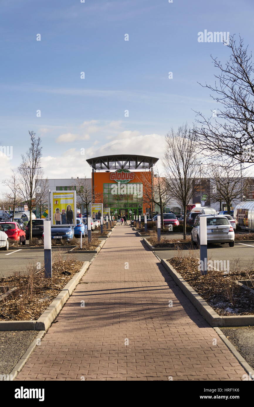 PRAGUE, RÉPUBLIQUE TCHÈQUE - le 25 février : hypermarché Globus logo de l'entreprise en face de store le 25 février 2017 à Prague, République tchèque. Adapte la chaîne o Banque D'Images