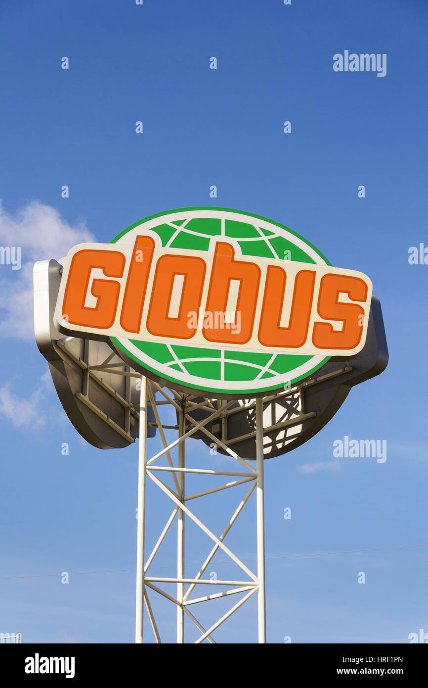 PRAGUE, RÉPUBLIQUE TCHÈQUE - le 25 février : hypermarché Globus logo de l'entreprise en face de store le 25 février 2017 à Prague, République tchèque. Adapte la chaîne o Banque D'Images