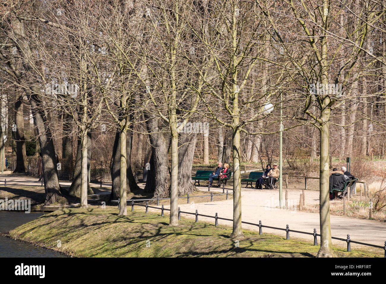 Des gens assis sur des bancs de parc, Tiergarten, Berlin, Allemagne Banque D'Images