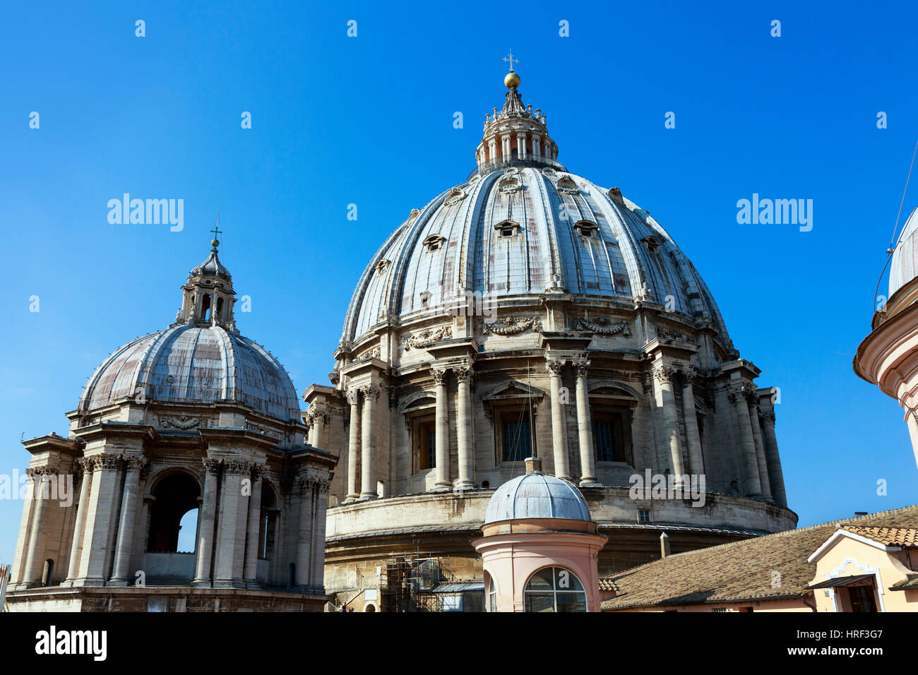 Dôme de la Basilique St Pierre avec les touristes sur la partie supérieure plate-forme panoramique, Cité du Vatican, Rome, Italie Banque D'Images