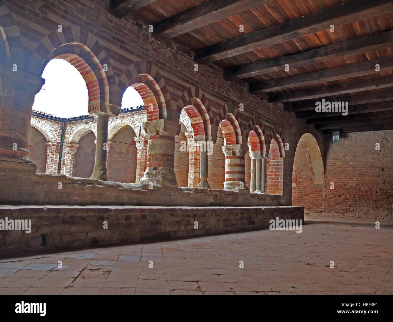 Albugnano, Piémont, Italie. Santa Maria di Vezzolano église romane Banque D'Images