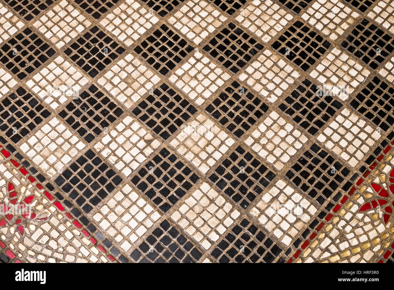 Motif en noir et blanc sur un damier constitué de carreaux de mosaïque. Banque D'Images