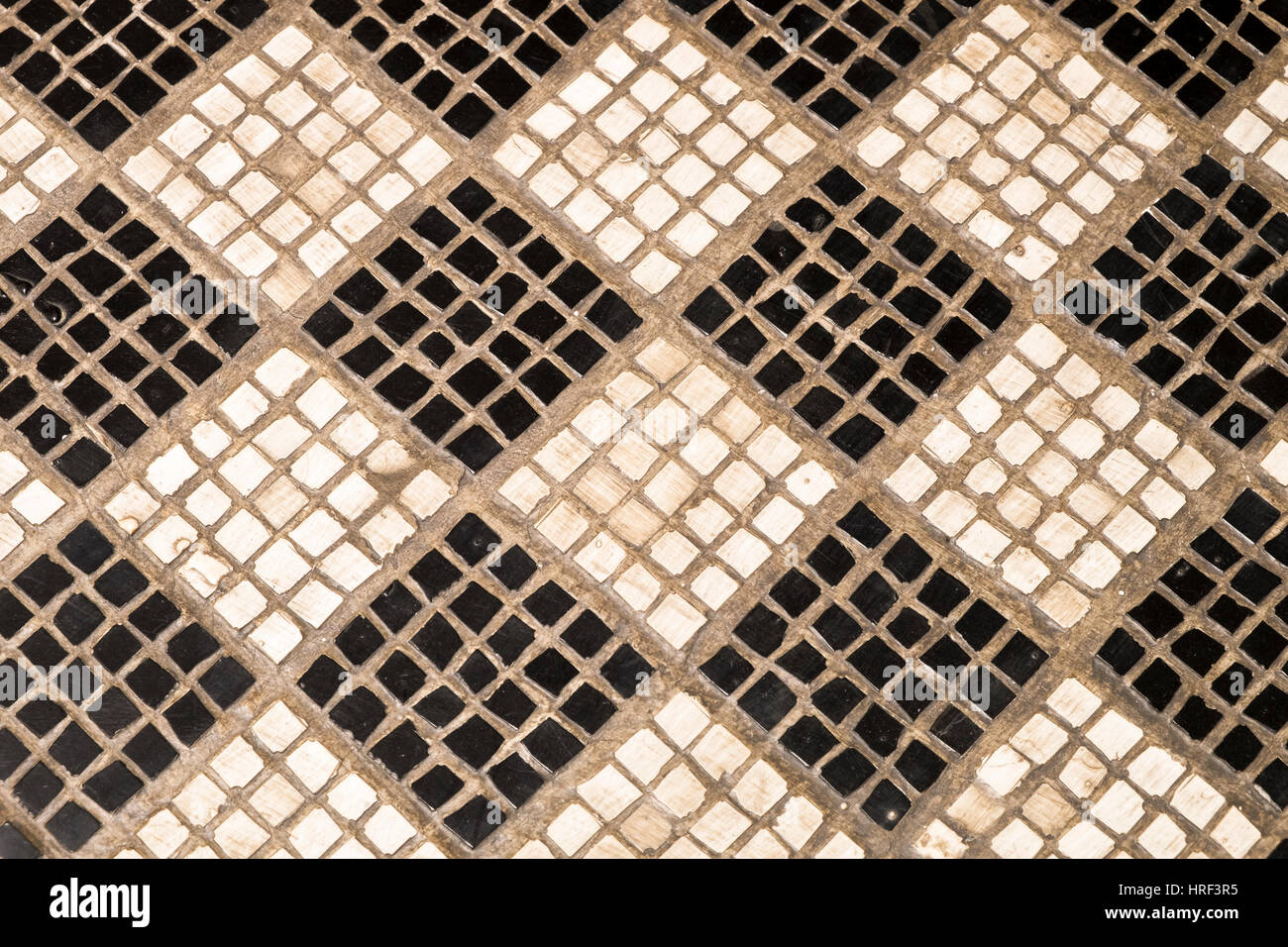 Un damier noir et blanc motif mosaïque avec des morceaux de pierre. Banque D'Images