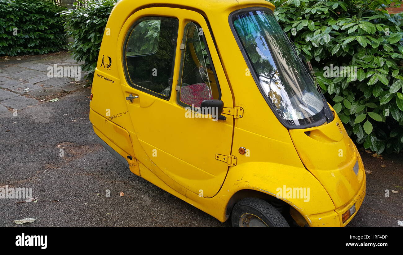 Petite voiture italienne Banque de photographies et d'images à haute  résolution - Alamy