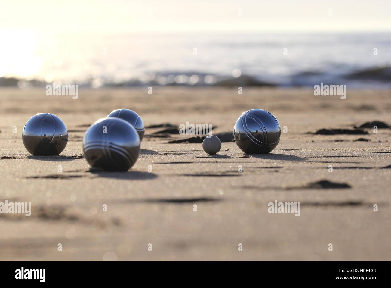 Boules de pétanque sur la plage de sable Banque D'Images