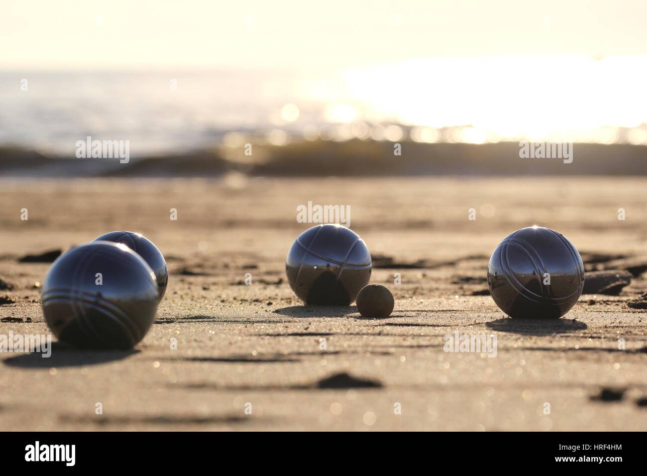 Boules de pétanque sur la plage de sable Banque D'Images
