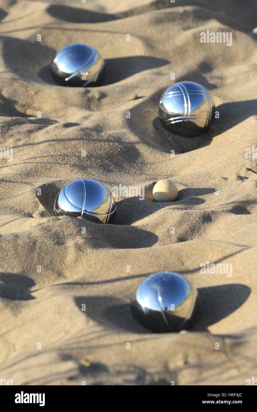 Boules de pétanque sur la plage de sable Banque D'Images