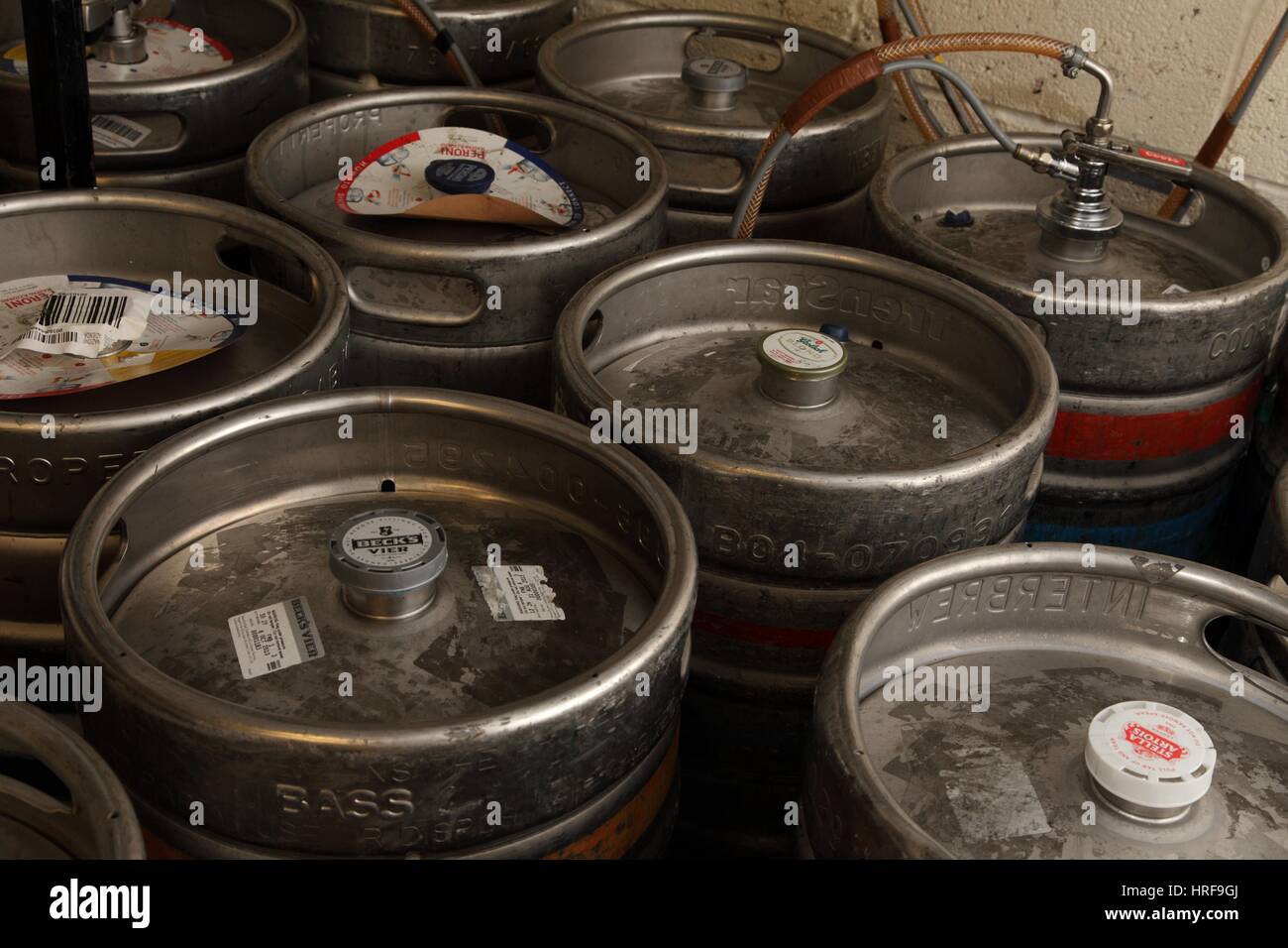 Les fûts de bière dans la cave d'un pub. Banque D'Images