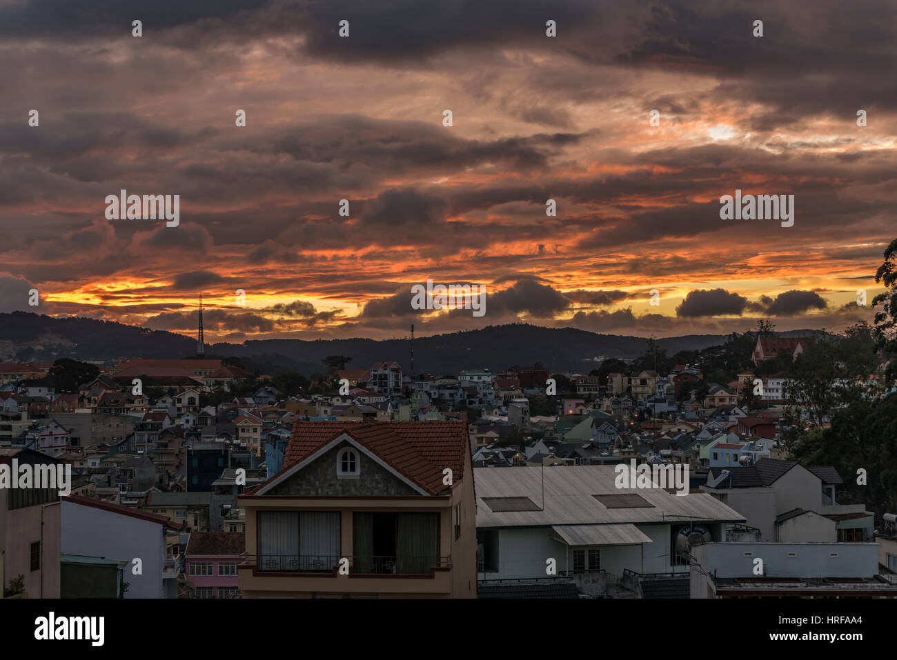 Coucher du soleil en soirée Da Lat ville au Vietnam Banque D'Images