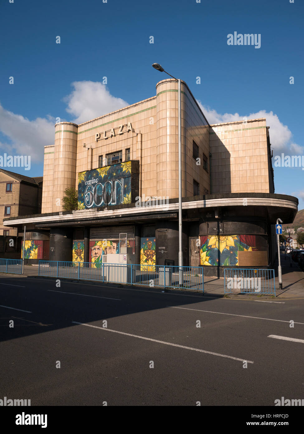 Port Talbot cinéma Plaza, de l'épave du bâtiment depuis 1999. Dispose d'un grand 'bientôt' signe West Glamorgan, Pays de Galles, Royaume-Uni. Banque D'Images