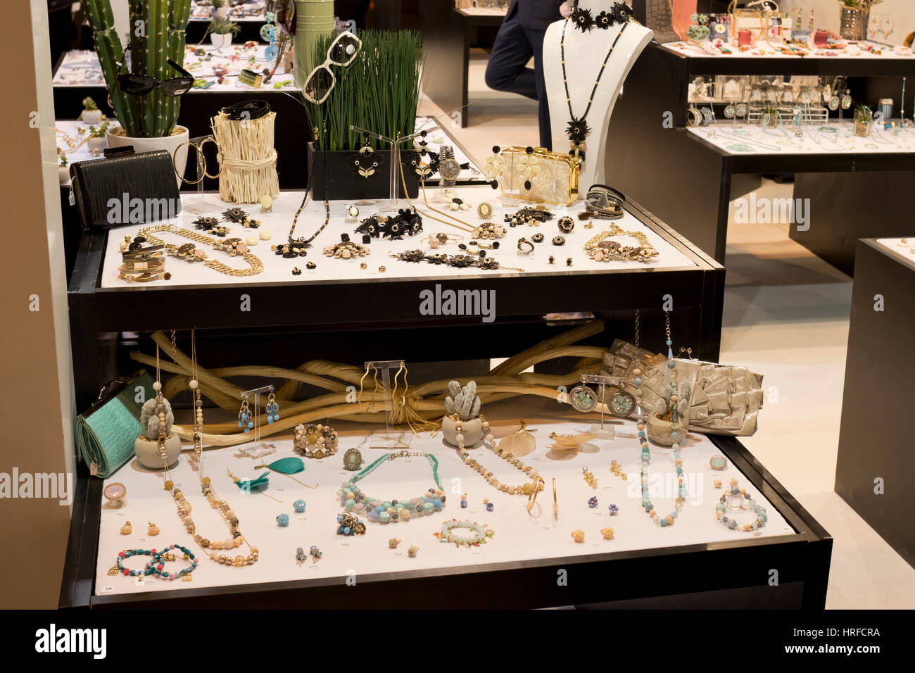 Contre-plein de bijoux à la mode internationale Bijoux et Accessoires Salon Ifema BISUTEX 2017. Madrid (Espagne). Banque D'Images